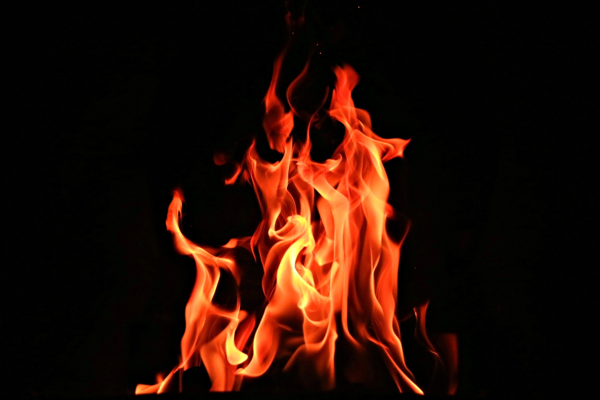 Große Flamme vor schwarzem Hintergrund